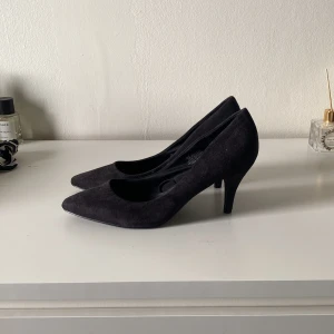 Svarta mocka pumps  - Snygga och stilrena svarta pumps i mocka med spetsig tå och smal klack. Klassisk och tidlös modell som passar till allt. Tyvärr för små för mig.