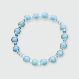 Blått pärlarmband med glaspärlor - Snyggt armband med runda blå och ljusgröna glaspärlor i olika nyanser. Pärlorna är trädda på en elastisk tråd vilket gör det enkelt att ta på och av. 