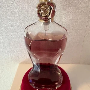 Jean Paul Gaultier Classique EdP - Ikonisk parfym i form av en kvinnlig byst med roséguld-detaljer och en ros på korken. Flaskan är genomskinlig och vätskan inuti är rosa. Perfekt för dig som gillar unika och snygga flaskor på sminkbordet. 