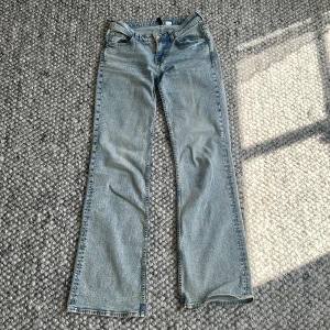 Ljusblå low waist bootcut jeans - Säljer ett par ljusblå bootcut low waist jeans . Jeansen har en snygg tvättad look och raka ben som blir vidare nertill. Perfekta för dig som gillar low waist. Jag har använt dom kanske 2 gånger men säljer pågrund av att dom har blivit för små. Passar er som har 34-36. 