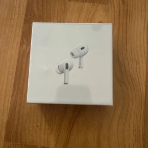 AirPod Pro 2 - Hej jag säljer min A.i.r.P.o.d.s P.r.o som är numer två som jag har fått den av min mamma som hon trodde att jag inte har en redan. Priset går att diskuteras
