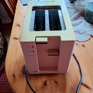 Brödrost Rosa - Fin gammal brödrost Rosa i fint skick och sparsamt använd.