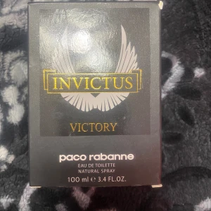 Paco Rabanne Invictus Victory 100ml - Parfymen Invictus Victory från Paco Rabanne är en eau de toilette i en svart och guldig förpackning med vingar på framsidan. Flaskan rymmer 100 ml och har en modern, maskulin känsla. Perfekt för dig som gillar kraftfulla och fräscha dofter.
