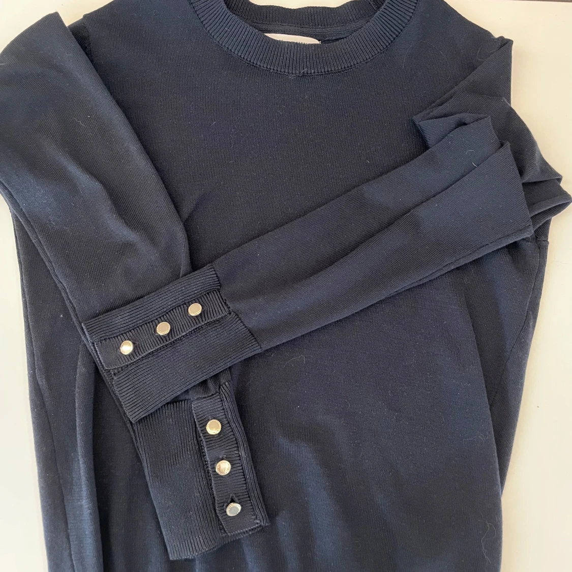 Mörkblå stickad tröja med knappar - 2