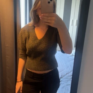 Grön stickad croppad tröja - Säljer nu min stickade tröja med v-ringning och lite croppad passform. Tröjan har trekvartsärm och är ifrån Zara. Köpte tröjan för rätt länge sen men endast använd fåtal gånger. Tröjan är i storlek S och är sann till storleken. Hör av er om ni har frågor eller är intresserade 