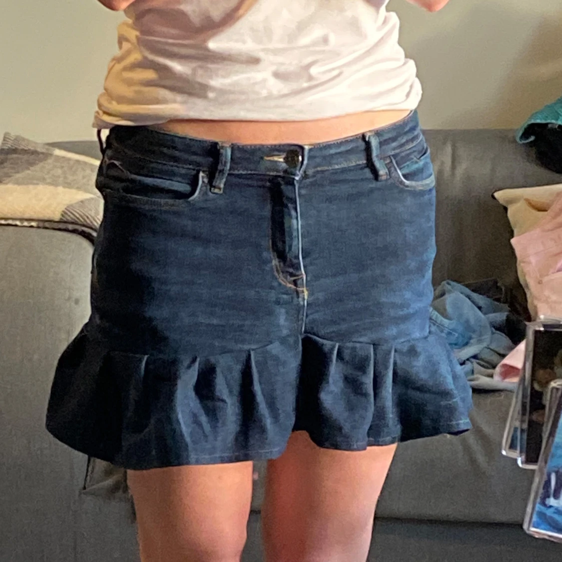 Mörkblå jeanskjol med volang