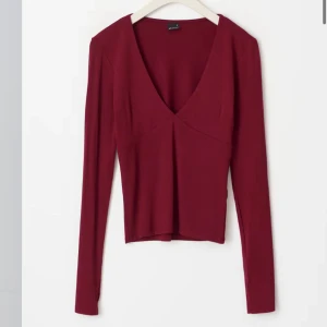 Soft touch Gina - Gina tricot soft touch tröja med v ringning, Aldrig använd men utan prislapp. Köpte då jag trodde jag skulle använda den men den var för liten💕Skit gullig med en spets bralette under💕|| Säljer samma tröja i Marinblå och Vit. Du kan få alla tre för 350💕