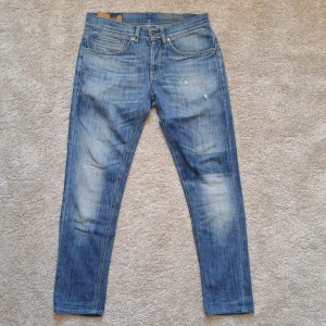 Dondup George Jeans - Stl 30 - Hej säljer ett par Dondup Jeans I modellen George. Som sitter skinny fit. Stl 30. Färgen är blå/ljusblå. Dom har också lite naturliga slitningar som gör jeansen mer unika och snygga enligt mig. Hör av dig om du har några frågor. Mvh Galgen 🤗