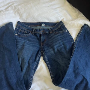 Mörkblå Lågmidjade bootcut jeans - Populära Lågmidjade jeans från hm💕 slutsålda!