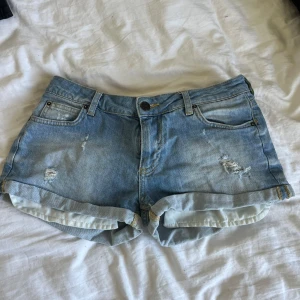 Lågmidjade Ljusblå jeansshorts från Zara - Snygga Lågmidjade ljusblå jeansshorts från Zara💕 aldrig använda av mig!