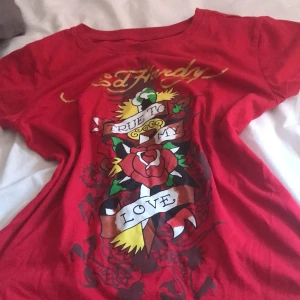 Edhardy tröja - En ed Hardy tröja som jag köpte i london men vill inte ha den längre, hoppas någon vill ge den ett nytt hem❤️