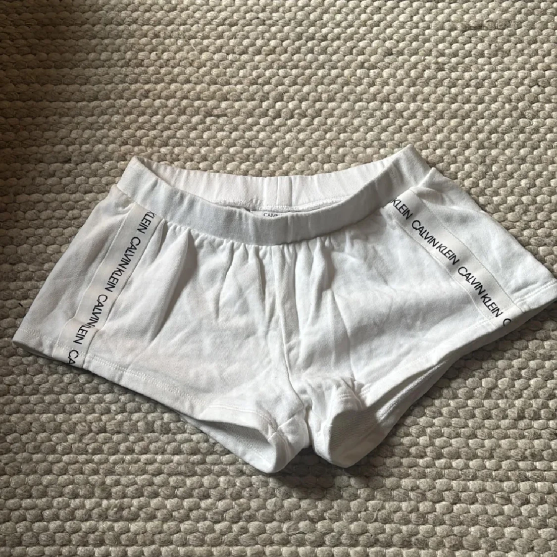 Vita lågmidjade shorts från Calvin Klein i bomull - 1