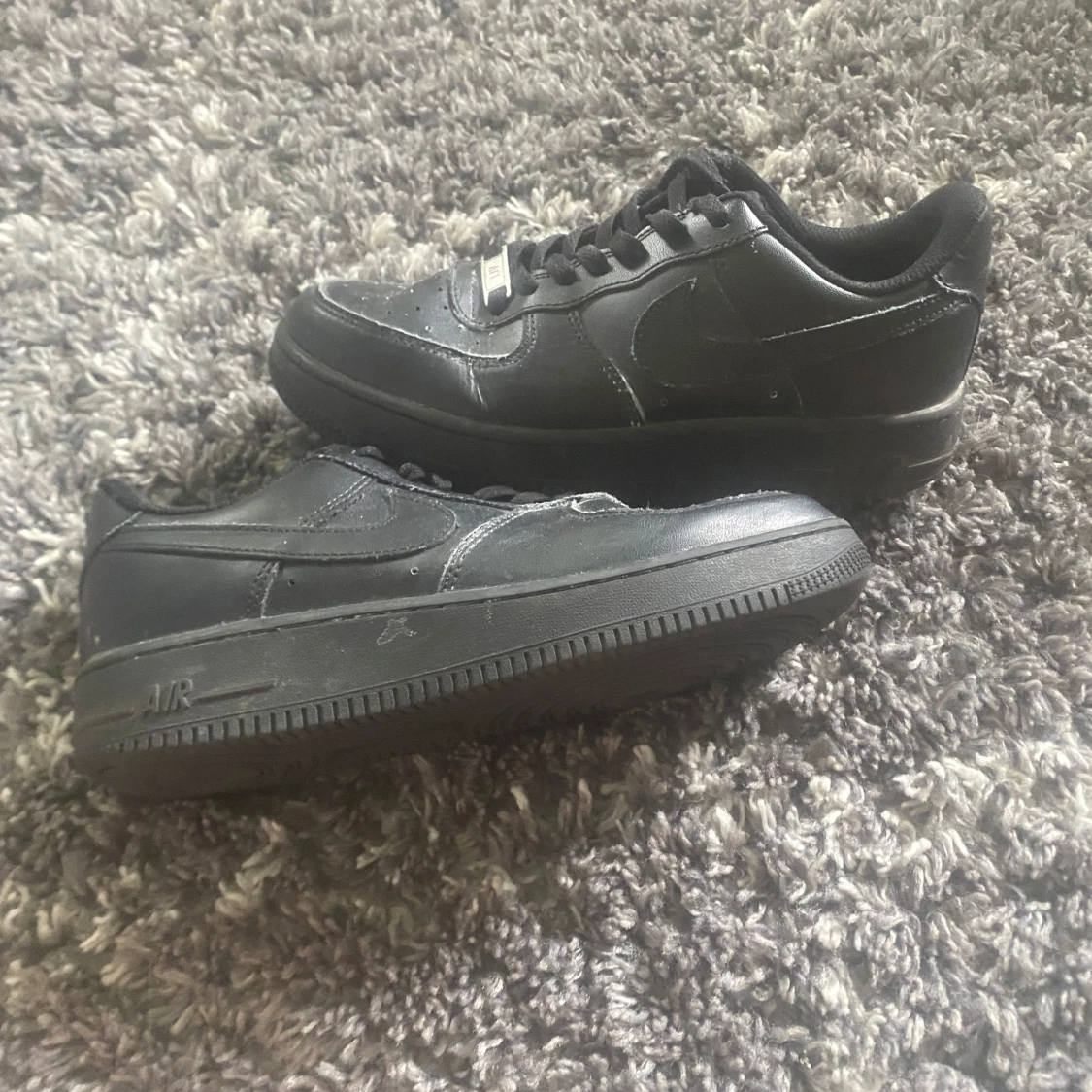 Klassiska Svarta sneakers strl 39 - 1