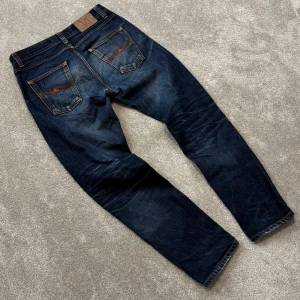 Nudie Jeans - Tjena! Säljer dessa asfeta mörkblå Nudie jeans men stört najs tvätt! Jeansen är utav modellen ”Steady Eddie” och har en slim/straight passform. Fint skick! Size 30/30. Skriv vid funderingar!