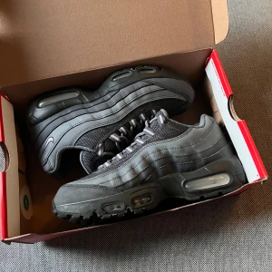 Nike Air Max 95 (Dark Grey/ White-Anthracite - Säljer ett par 95s som e sparsamt använda och jag har kvar box, dom är väldigt bekväma att gå runt i så dom är perfekta för skolan. Såklart Äkta!