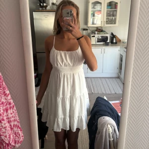 Söt sommar klänning - söt vit klänning till sommaren. Bara använd 1 gång, mellan lång jag är 178cm