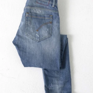 Ljusblå Dondup slitna jeans - Vi säljer ett på ej nya men helt oanvända Dondup Georg jeans. Kategorin är DESTROYED vilket är väldigt populärt! Storleken är 29 och modellen på bild är 180cm och väger ca 60kg 