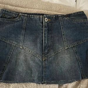 Jeans kjol  - häftig jeanskjol i bra skick! I storlek 164 men sitter perfekt på mig som vanligtvis har S. 