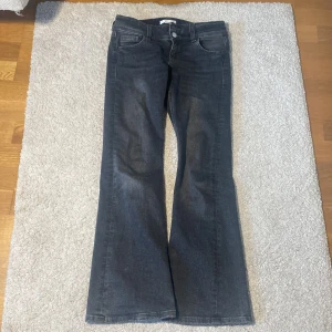 Svarta/grå jeans från Gina Tricot - Säljer ett par supersnygga  jeans från Gina  i storlek 146.  Säljer pga att de är för små. Jättesnygga bakfickor! Köparen står för frakten🤗Hör av er vid frågor