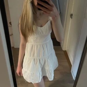 Vit kortklänning med puffärmar - Supersöt vit klänning med puffärmar och smockad rygg💕💕