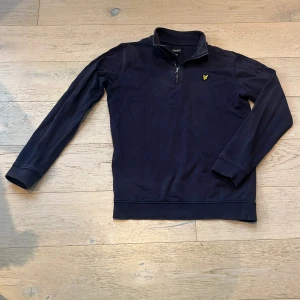 Marinblå halv Zip från Lyle scott -  En Lyle scott halv Zip i färgen blå storlek tolv till 13 år
