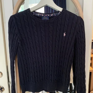 Kabelstickad tröja, Ralph lauren - *priset sänkt från 600kr till 500kr. Marinblå kabelstickad tröja från Ralph lauren i 100% bomull. Vill få bort den direkt så jag fraktar så tidigt som möjligt! Kontakta vid några frågor. 
