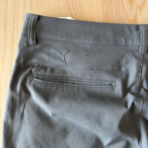 Golfbyxor Puma - Gråa puma golfbyxor i bra skick. Storlek 32/34