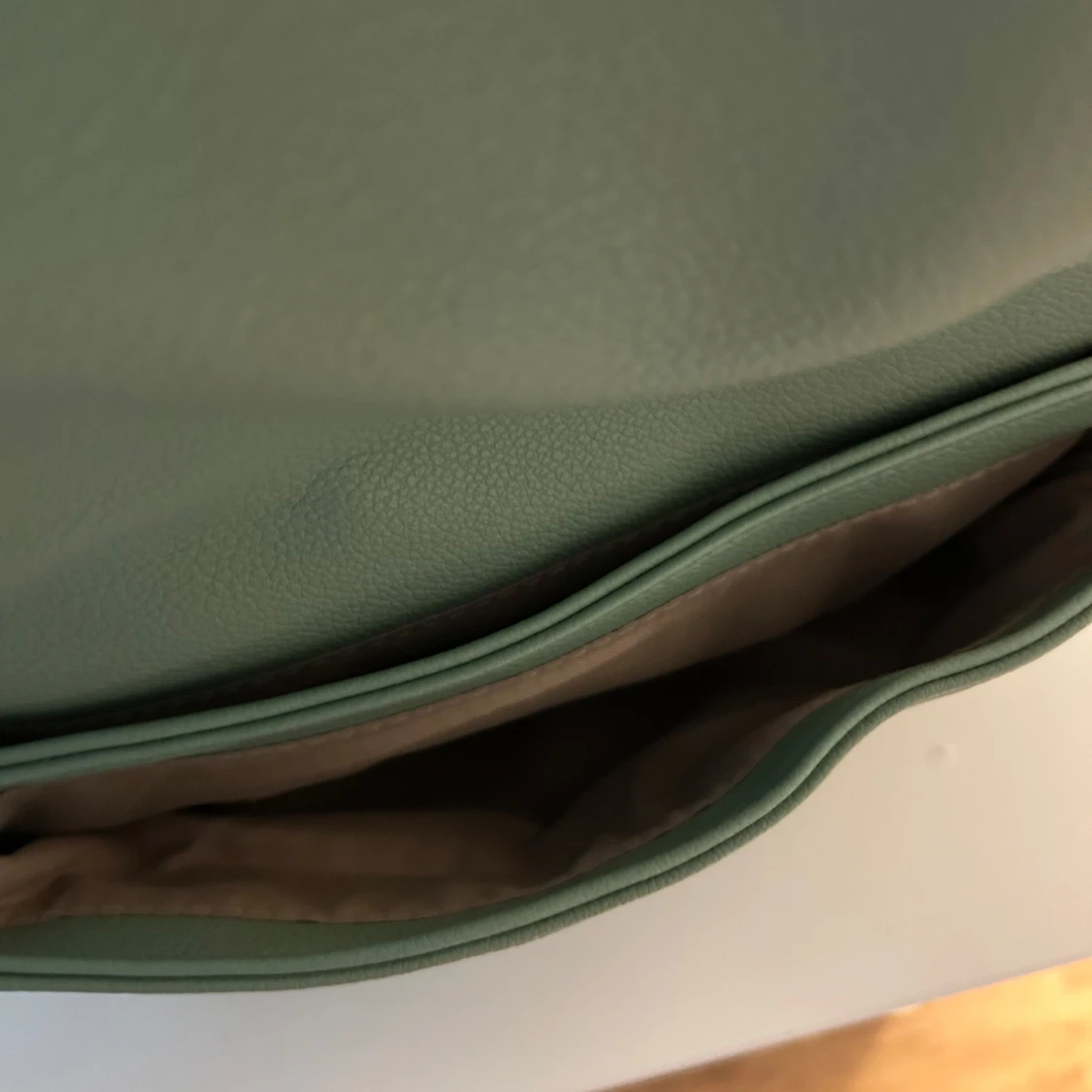 Grön axelväska med silverdetaljer - 1