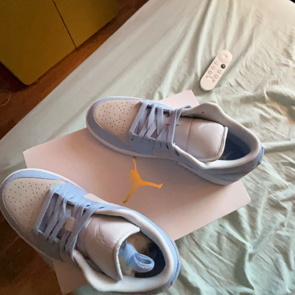 Nike Air Jordan 1 Low i ljusblå och vit - 1