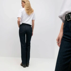 Mörkblå bootcut jeans - Snygga mörkblå jeans från Gina med bootcut passform och klassiska fickor. Passar till båda fest och till skolan. Använda kanske 3 gånger🥰🥰nypris 399
