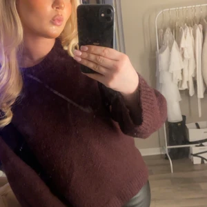 vinröd tröja  - Fin stickad tröja