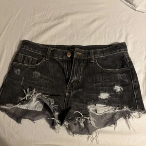Mörkgråa jeansshorts  - Riktigt snygga low waist mörkgråa shorts, aldrig använda. Köpta i thailand och står att de är i strlk S men sitter mer som XS. Säljer p.g.a för små. 