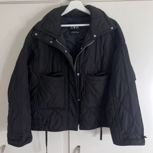 Zara quiltad jacka - Så snygg quiltad jacka från Zara i strl S😍😍😍 Köpt för ett tag sen och inte använd så mycket, i fint skick