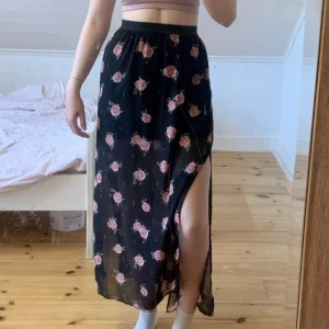 Kjol - Meshkjol med rosor på. Slittar på båda sidorna. Skulle säga att den kan passa mellan xs och m. Kom gärna med frågor och prisförslag 🖤