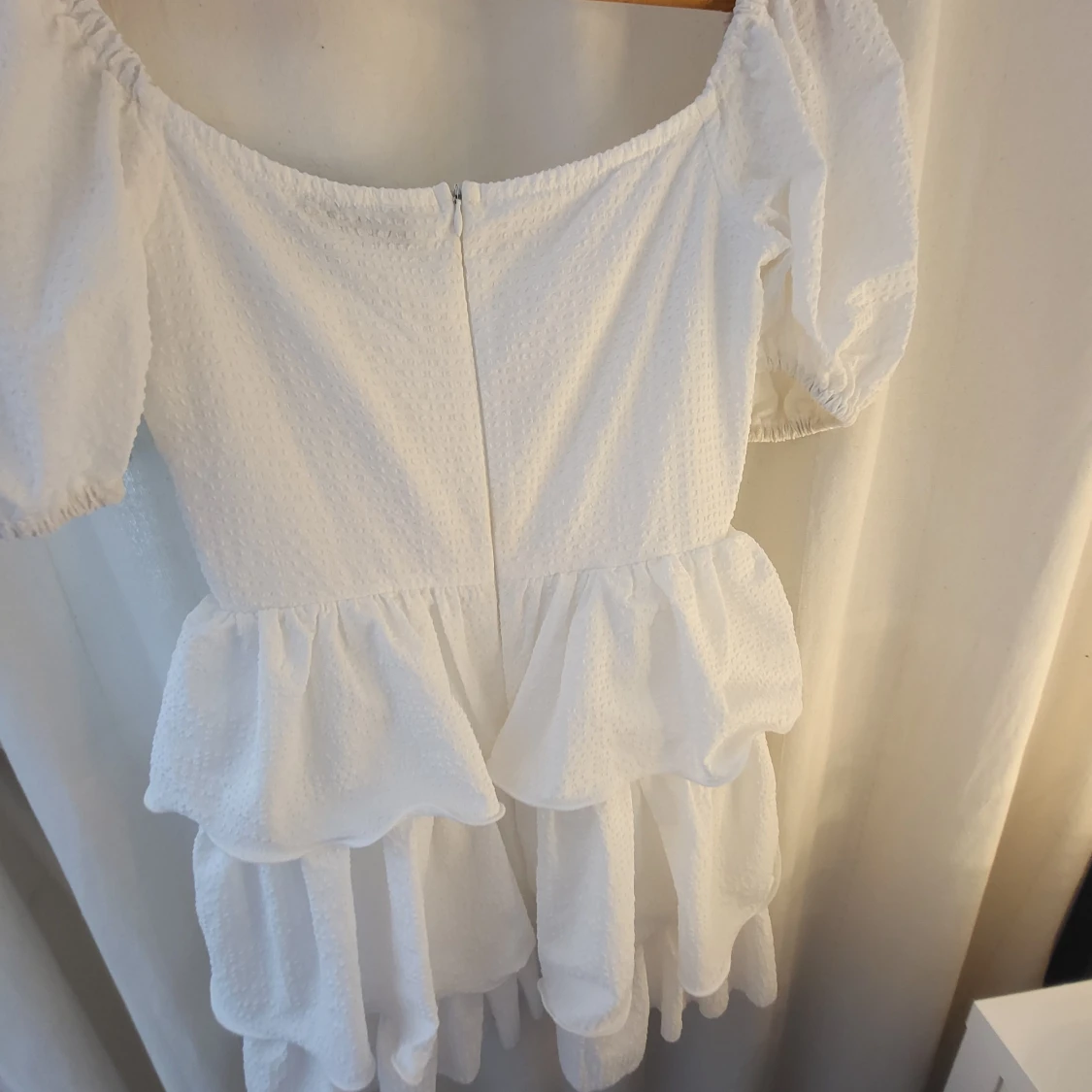 Vit volangklänning från PrettyLittleThing - 4