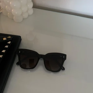 Bruna solglasögon från CHIMI - Stilrena bruna solglasögon från CHIMI. Solglasögon är i en gammal 07 modell, dem är knappt använda så dem är i väldigt gott skick och inga tecken på användning!