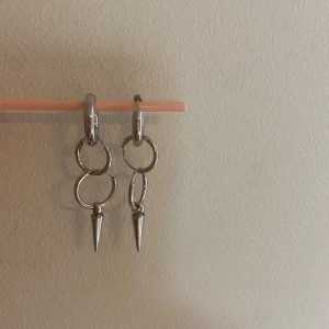 Söta långa nitörhängen - Långa nit örhängen som e sparsamt använda💘