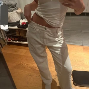 Vita manchesterbyxor från Pimkie - Säljer ett par vita manchesterbyxor från Pimkie med klassisk femficksdesign och raka ben. Byxorna har låg midja och stängs med dragkedja och knapp. Perfekta för dig som gillar en avslappnad men ändå stilren look. Det står ingen storlek men skulle gissa på S/M, jag har S och de passar mig men sitter lite baggy!