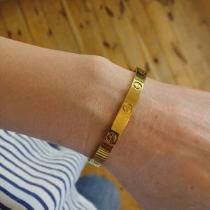 Guldfärgat armband - Snyggt guldfärgat armband.. Stilren och tidlös design som passar perfekt till din accessoarsamling. Bär det ensamt eller kombinera med andra armband för en trendig look.