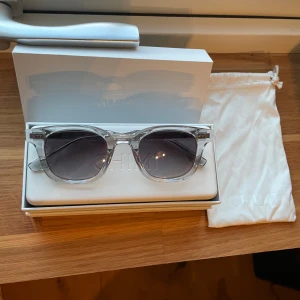 Snygga solglasögon från CHIMI! - Tja, säljer ett par snygga solglasögon från CHIMI med transparent båge och mörka glas. Rektangulär form som ger en modern look. Kommer med originalfodral och tygpåse. Perfekta för dig som vill ha en stilren accessoar. Skriv till mig om ni har några funderingar.🤗