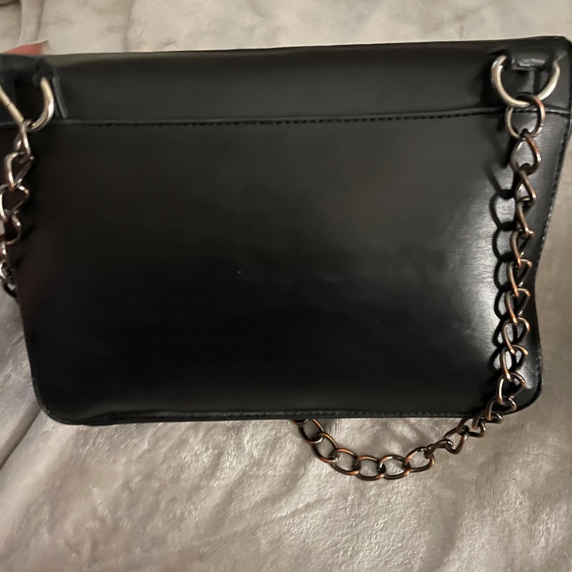 Svart axelväska med kedja från Tiamo - 3
