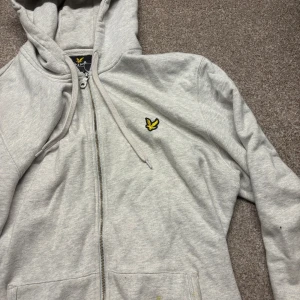 Lyle & Scott zip hoodie - Fin ljusgrå zip hoodie i fint skicka🩶.