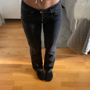 Svarta raka jeans - Ett par svarta jeans med normal/låg midja. De är lite urtvättade därav priset 