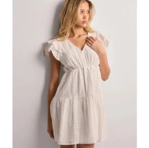 Vit spetsklänning med volangärm - Fin miniklänning från Nelly, märke Only perfekt till avslutning/student. Aldrig använd med lappen kvar, nyskick🥰