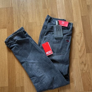 Diesel Jeans grå - Säljer nu ett par asfeta grå jeans från diesel i extremt bra skick🍾 Jeansen är väldigt eftertraktade så slå till fort❤️Storlek 30/32💯Skriv privat för fler frågor✅