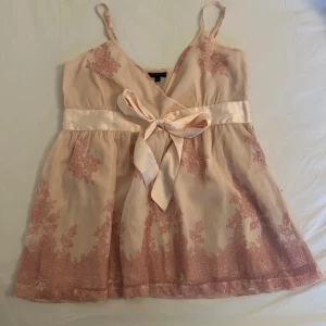 Rosa linne  - Jätte gulligt rosa linne, med fina detaljer och en rosett framtill, storlek 42 men skulle säga att det är S/M. 💗  