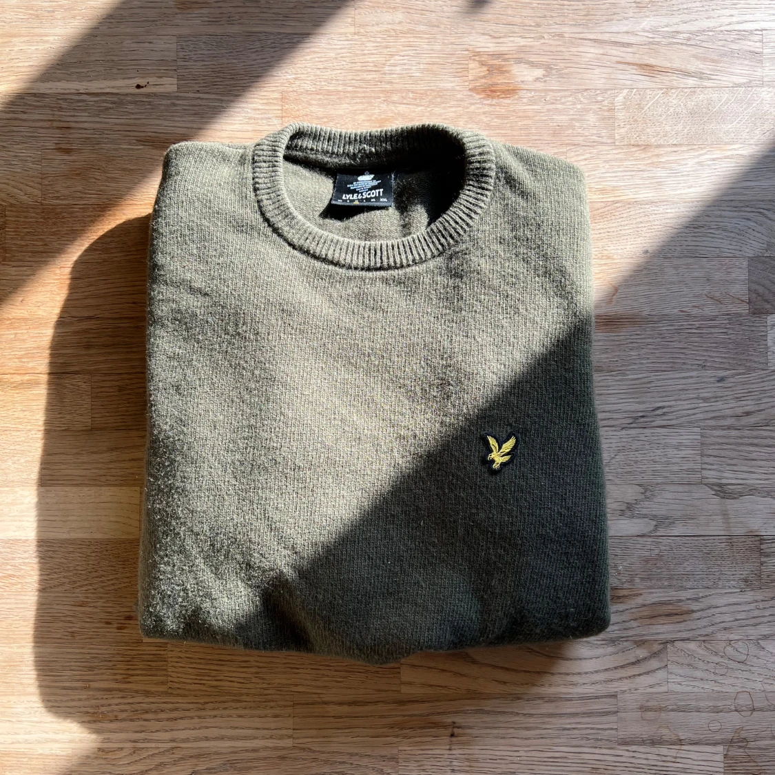 Olivgrön stickad tröja från Lyle & Scott