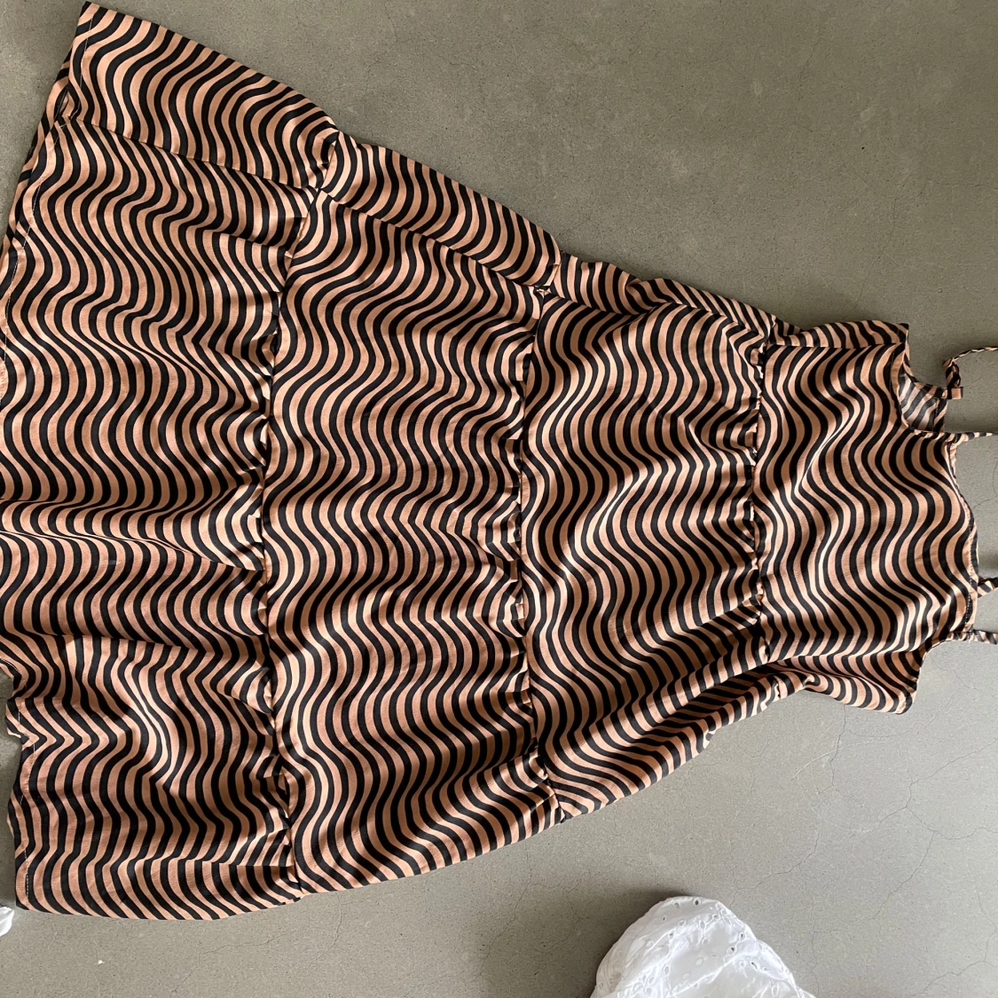 Randig klänning med vågmönster