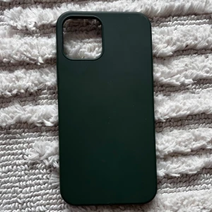 Mörkgrönt mobilskal - Superfint militär grönt mobilskal från Normal. Köpt för ca 80kr.💓IPhone 12.