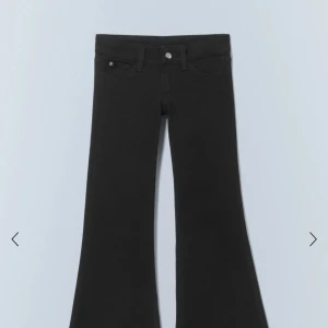 Svarta bootcut jeans - Säljer ett par jättefina svarta bootcut jeans med låg midja. Dem är i storlek 29/34 men passar mig som normalt har 36 i jeans. Skriv om du undrar nått💞💞